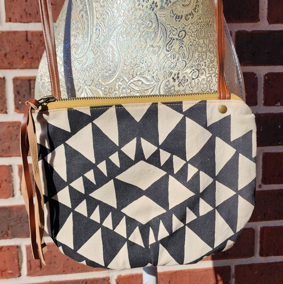 Rachel Elise crossbody bag with bootie design - Picture 6 of 6